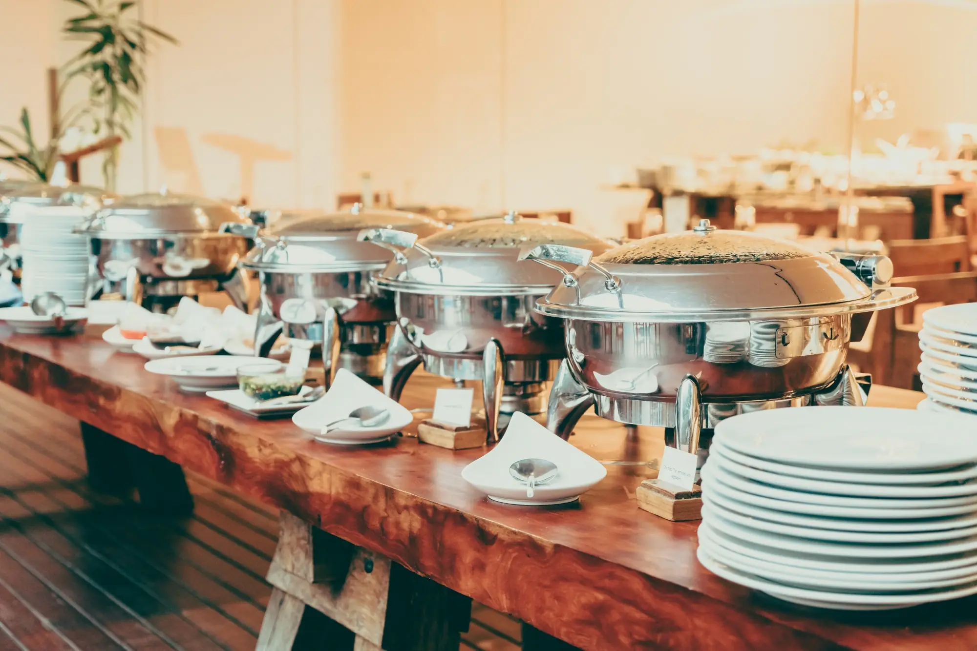 Buffet chaud en chafing dishes prêt pour une réception