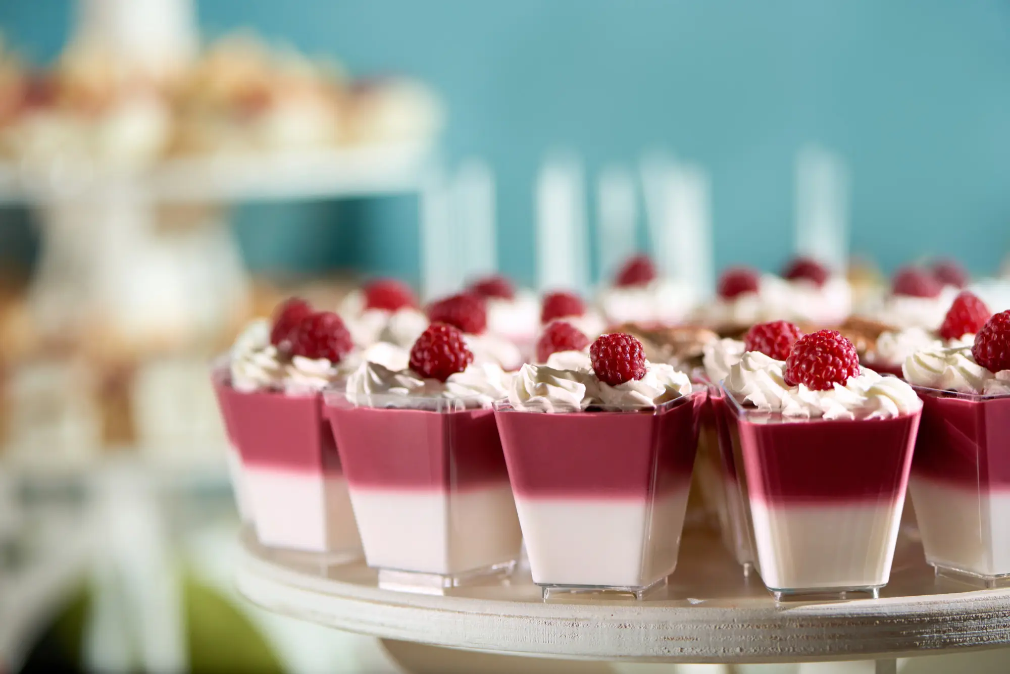 Verrines sucrées à la framboise pour un buffet de desserts