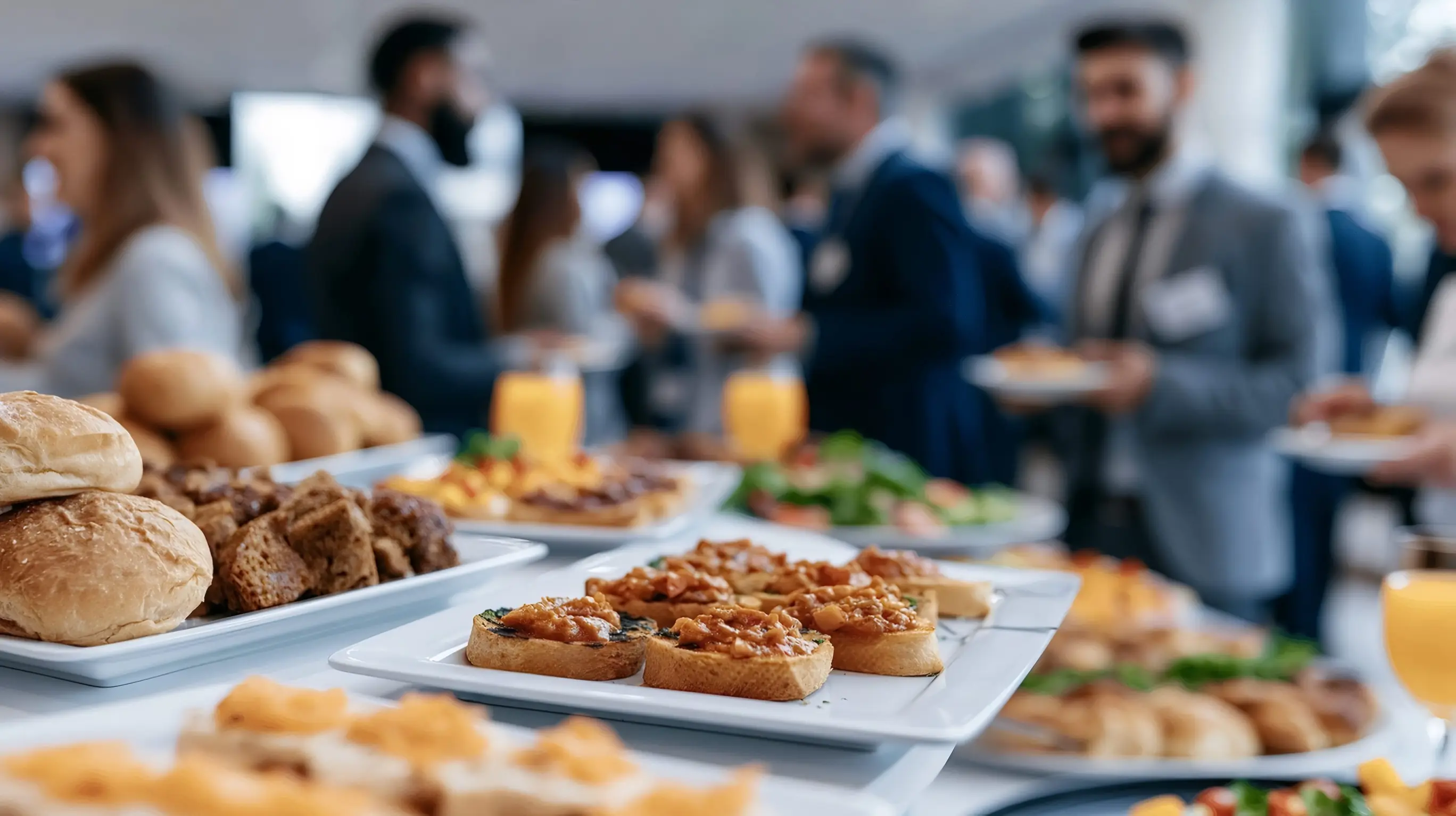 Professionnels de l'événementiel autour d'un cocktail d'entreprise